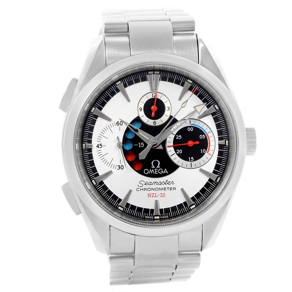 The image shows a front view of an Omega Seamaster 2513.30.00 Men
s Stainless Steel Silver Dial 2513.30.00 Men
s Stainless Steel Silver Dial Chronometer NZL-32, showcasing the dial and bracelet.