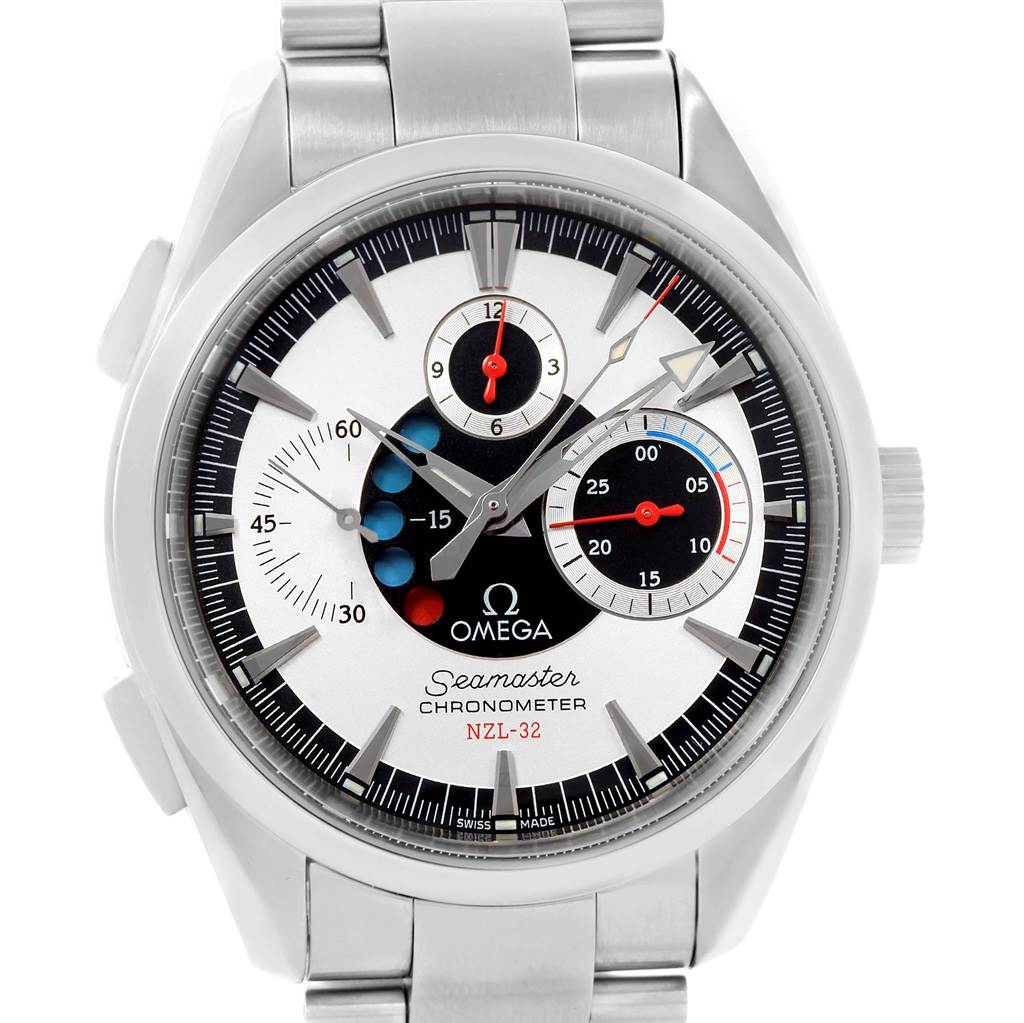 The image shows a frontal view of an Omega Seamaster 2513.30.00 Men
s Stainless Steel Silver Dial 2513.30.00 Men
s Stainless Steel Silver Dial NZL-32 Chronometer watch, highlighting its face and stainless steel bracelet.