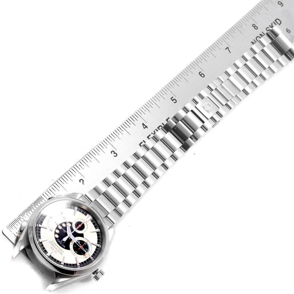 This image shows the Omega Seamaster 2513.30.00 Men
s Stainless Steel Silver Dial 2513.30.00 Men
s Stainless Steel Silver Dial watch lying flat with its stainless steel bracelet aligned next to a ruler for measurement.