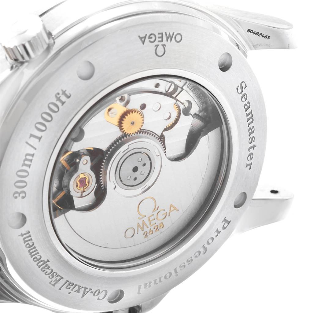 The image shows the case back of the Omega Seamaster 2535.80.00 Men
s Stainless Steel Blue Dial 2535.80.00 Men
s Stainless Steel Blue Dial watch, displaying its internal mechanism and engravings.