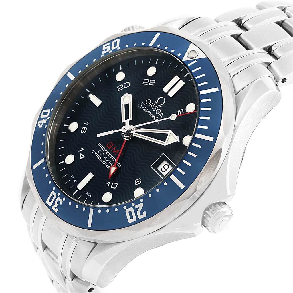 This image shows a close-up angle of an Omega Seamaster 2535.80.00 Men
s Stainless Steel Blue Dial 2535.80.00 Men
s Stainless Steel Blue Dial watch, highlighting its face, bezel, and partially visible bracelet.