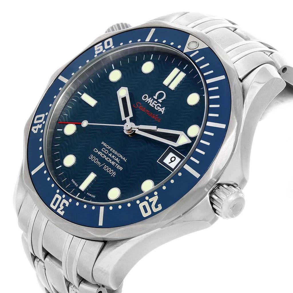 This image shows an Omega Seamaster 2220.80.00 Men
s Stainless Steel Blue Dial 2220.80.00 Men
s Stainless Steel Blue Dial watch from an angled side view, highlighting the face, bezel, and stainless steel bracelet.