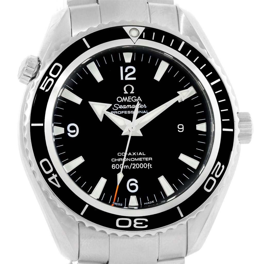 This image shows a front view of the Omega Seamaster 2200.50.00 Men
s Stainless Steel Black Dial 2200.50.00 Men
s Stainless Steel Black Dial watch, highlighting its dial, bezel, and part of the bracelet.