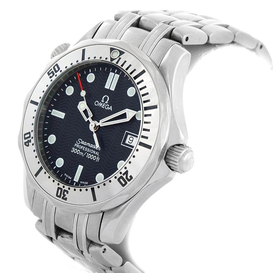 The image shows an angled view of an Omega Seamaster 2562.80.00 Men
s Stainless Steel Blue Dial 2562.80.00 Men
s Stainless Steel Blue Dial watch, highlighting its bezel, dial, crown, and bracelet.