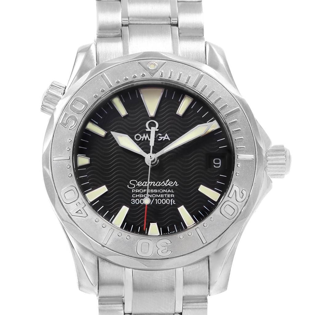 This image shows a front view of the Omega Seamaster 2236.50.00 Men
s Stainless Steel Black Dial 2236.50.00 Men
s Stainless Steel Black Dial watch, highlighting its dial, bezel, and part of its metal bracelet.