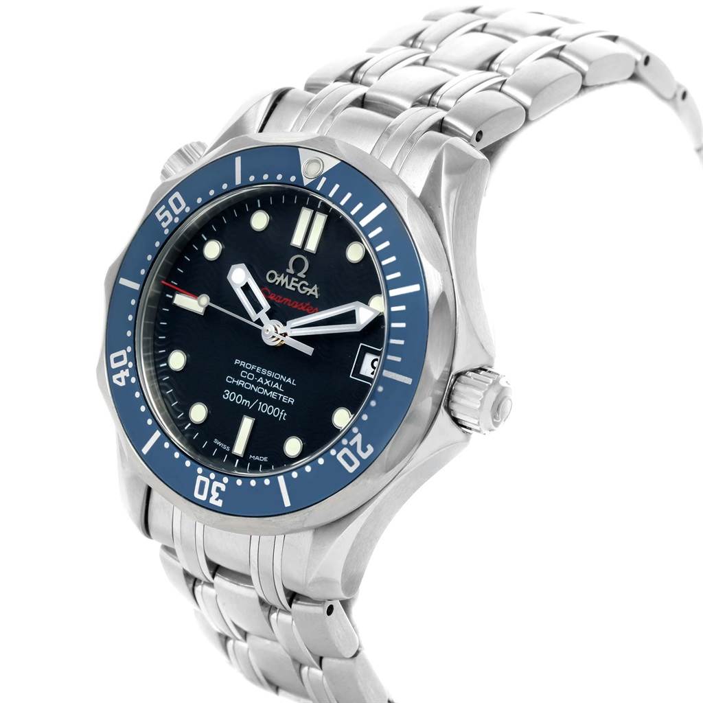 The image shows an angled view of an Omega Seamaster 2222.80.00 Men
s Stainless Steel Blue Dial 2222.80.00 Men
s Stainless Steel Blue Dial watch, highlighting its bezel, dial, hands, date window, and stainless steel bracelet.