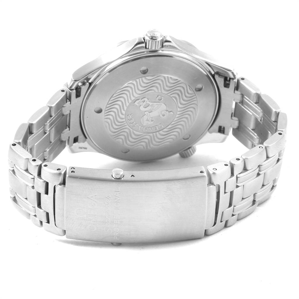 This image shows the back case and clasp of an Omega Seamaster 2541.80.00 Men
s Stainless Steel Blue Dial 2541.80.00 Men
s Stainless Steel Blue Dial watch, highlighting the engraved logo and metal bracelet.