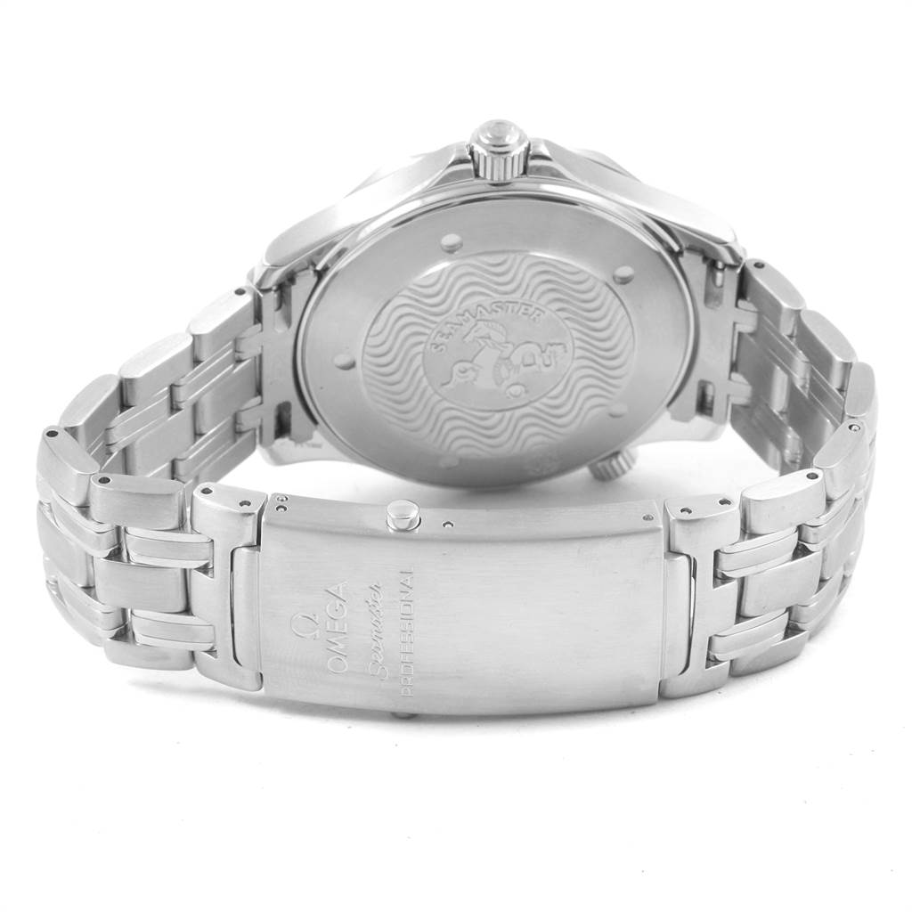 This image shows the back and clasp of the Omega Seamaster 2541.80.00 Men
s Stainless Steel Blue Dial 2541.80.00 Men
s Stainless Steel Blue Dial watch, highlighting the bracelet and caseback engravings.