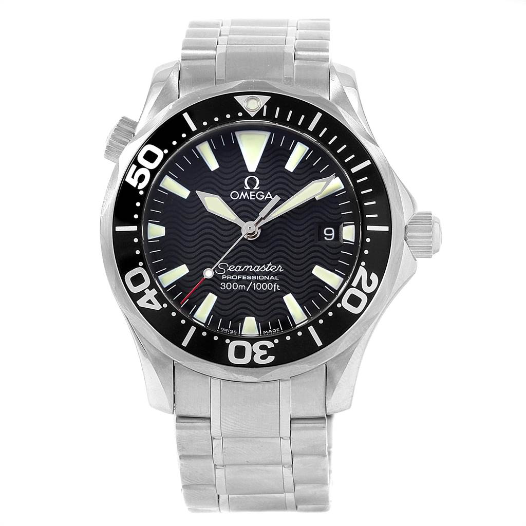 This image shows a frontal view of an Omega Seamaster 2262.50.00 Men
s Stainless Steel Black Dial 2262.50.00 Men
s Stainless Steel Black Dial watch, highlighting the dial, bezel, and bracelet.