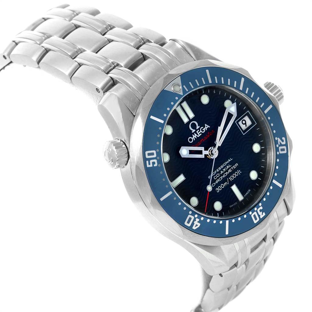 The image shows an angled view of the Omega Seamaster 2222.80.00 Men
s Stainless Steel Blue Dial 2222.80.00 Men
s Stainless Steel Blue Dial watch, highlighting its face, bezel, and metal bracelet.