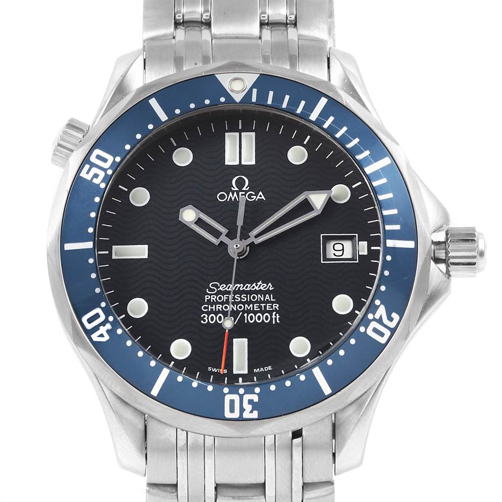 This image shows the dial, bezel, and part of the bracelet of the Omega Seamaster 2531.80.00 Men
s Stainless Steel Blue Dial 2531.80.00 Men
s Stainless Steel Blue Dial watch from a front angle.