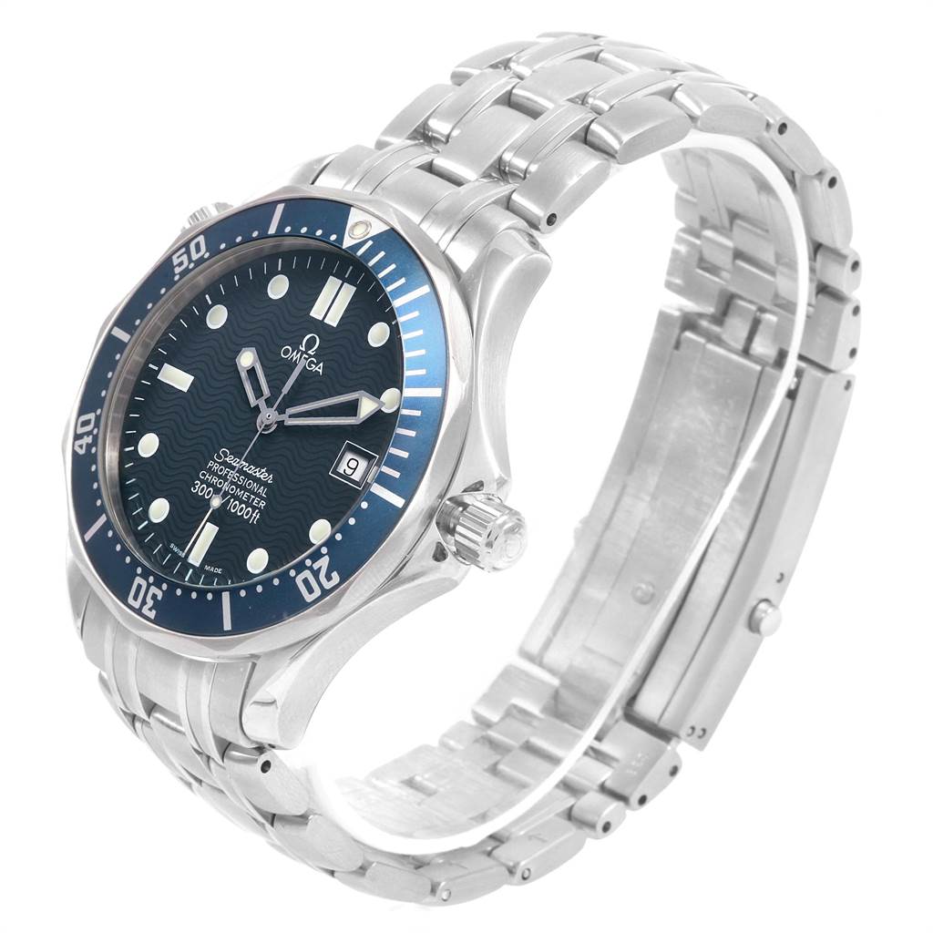 This image shows a side angle view of an Omega Seamaster 2531.80.00 Men
s Stainless Steel Blue Dial 2531.80.00 Men
s Stainless Steel Blue Dial watch, displaying the dial, bezel, crown, and metal bracelet.
