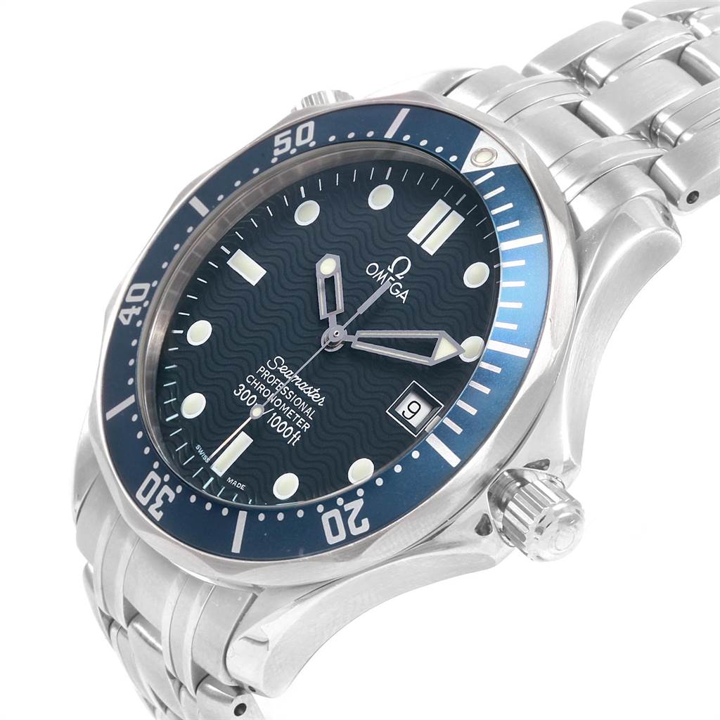 The image shows an angled view of the Omega Seamaster 2531.80.00 Men
s Stainless Steel Blue Dial 2531.80.00 Men
s Stainless Steel Blue Dial watch, highlighting its face, bezel, crown, and partial bracelet.