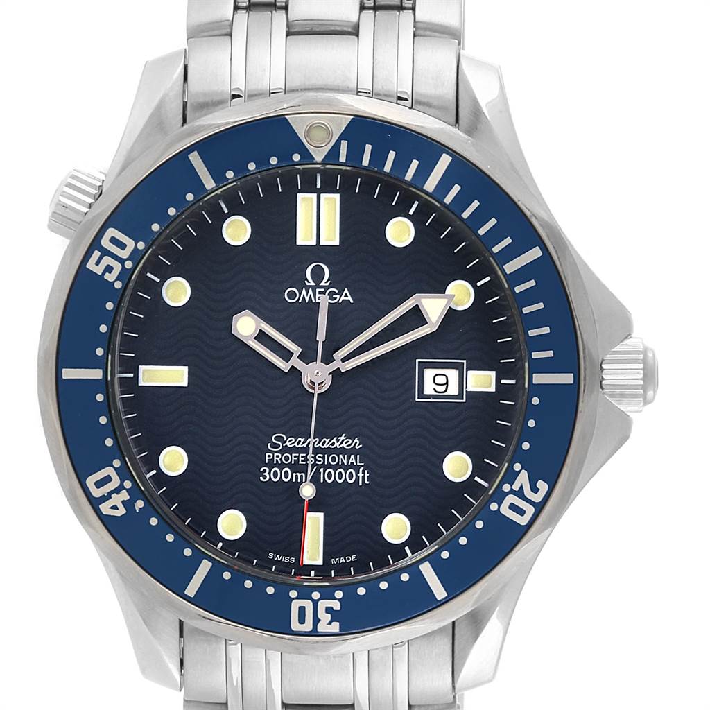 The image shows a front angle of an Omega Seamaster 2541.80.00 Men
s Stainless Steel Blue Dial 2541.80.00 Men
s Stainless Steel Blue Dial watch, highlighting its face, bezel, and part of its bracelet.