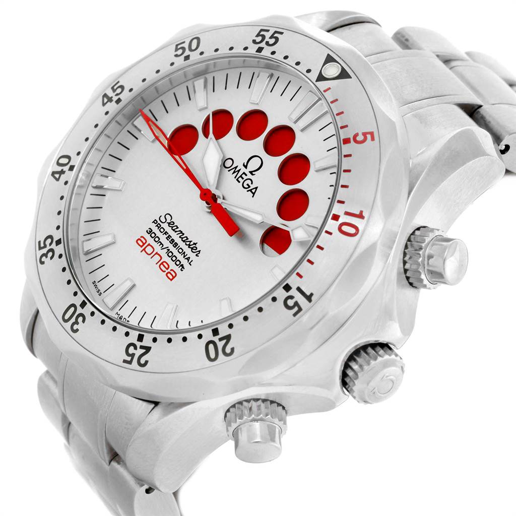 The image shows a side-angle view of an Omega Seamaster 2595.30.00 Men
s Stainless Steel Silver Dial 2595.30.00 Men
s Stainless Steel Silver Dial watch, highlighting its face, bezel, and bracelet.