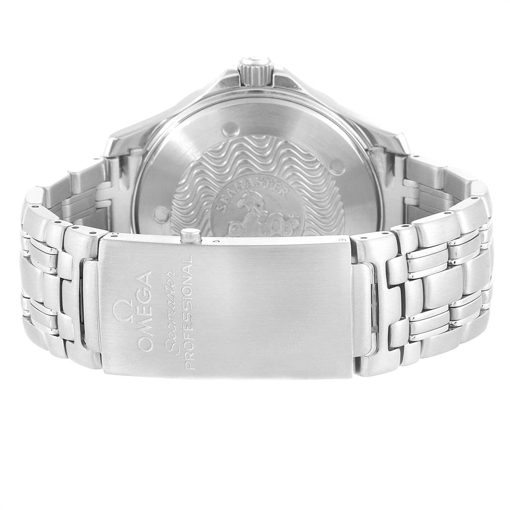 The image shows the backside of an Omega Seamaster 2531.80.00 Men
s Stainless Steel Blue Dial 2531.80.00 Men
s Stainless Steel Blue Dial watch, highlighting its clasp, bracelet, and case back.