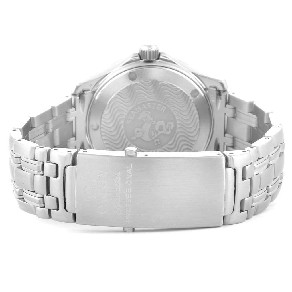 This image shows the back and clasp of the Omega Seamaster 2561.80.00 Men
s Stainless Steel Blue Dial 2561.80.00 Men
s Stainless Steel Blue Dial, highlighting the engraved case back and metal bracelet.