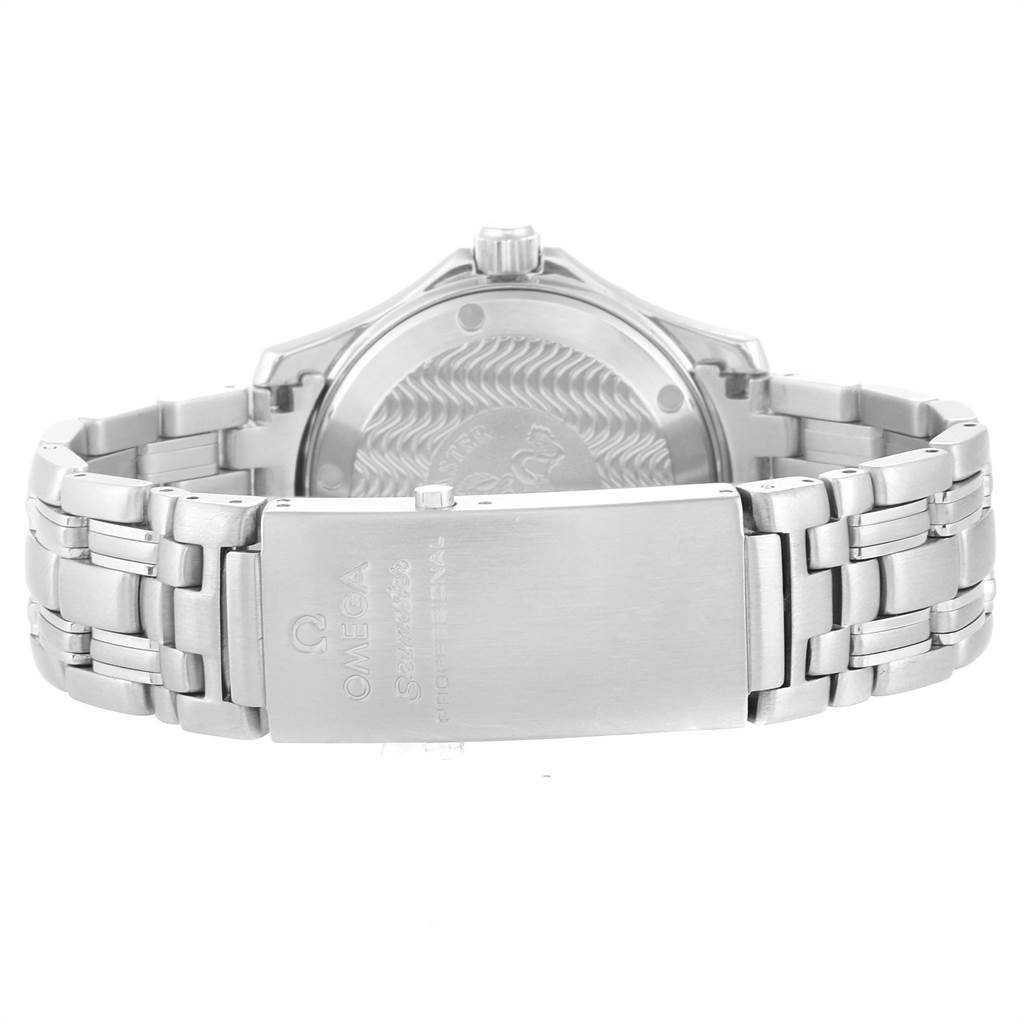 This image shows the back view of an Omega Seamaster 2551.80.00 Men
s Stainless Steel Blue Dial 2551.80.00 Men
s Stainless Steel Blue Dial watch, highlighting the bracelet and clasp.