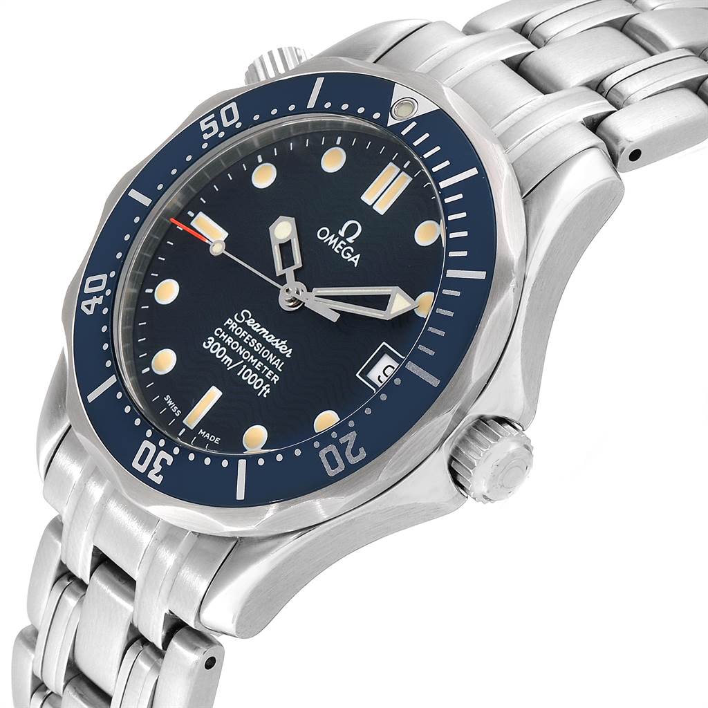 The image shows an angled view of an Omega Seamaster 2551.80.00 Men
s Stainless Steel Blue Dial 2551.80.00 Men
s Stainless Steel Blue Dial watch, highlighting its face, bezel, and stainless steel bracelet.