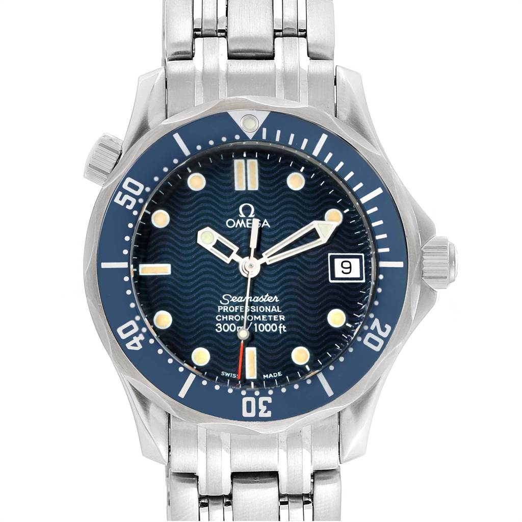 This image of an Omega Seamaster 2551.80.00 Men
s Stainless Steel Blue Dial 2551.80.00 Men
s Stainless Steel Blue Dial watch shows a front view, featuring the dial, bezel, and part of the stainless steel bracelet.