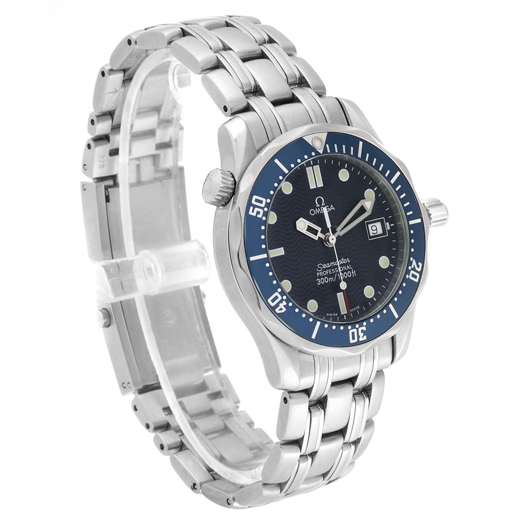This image shows a frontal and side view of an Omega Seamaster 2561.80.00 Men
s Stainless Steel Blue Dial 2561.80.00 Men
s Stainless Steel Blue Dial watch, highlighting its face, bezel, crown, and metal bracelet.