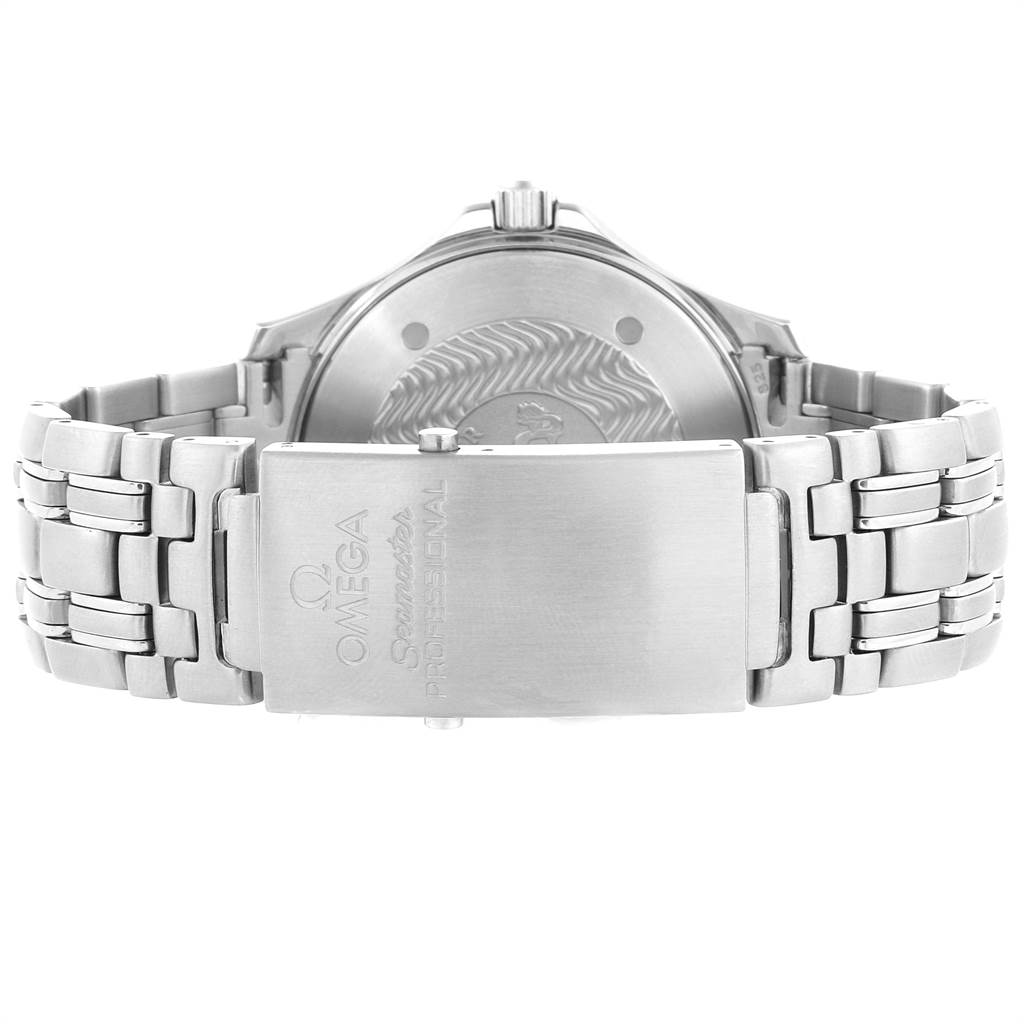 This image shows the back of the Omega Seamaster 2531.80.00 Men
s Stainless Steel Blue Dial 2531.80.00 Men
s Stainless Steel Blue Dial watch, highlighting the bracelet and clasp.