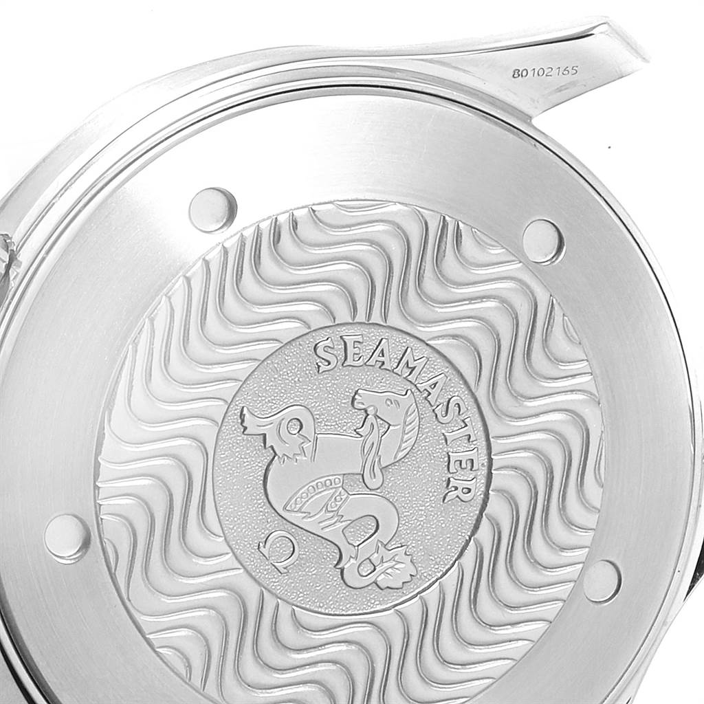 This is the rear case of an Omega Seamaster 2531.80.00 Men
s Stainless Steel Blue Dial 2531.80.00 Men
s Stainless Steel Blue Dial watch, featuring the distinctive logo and a wavy pattern.