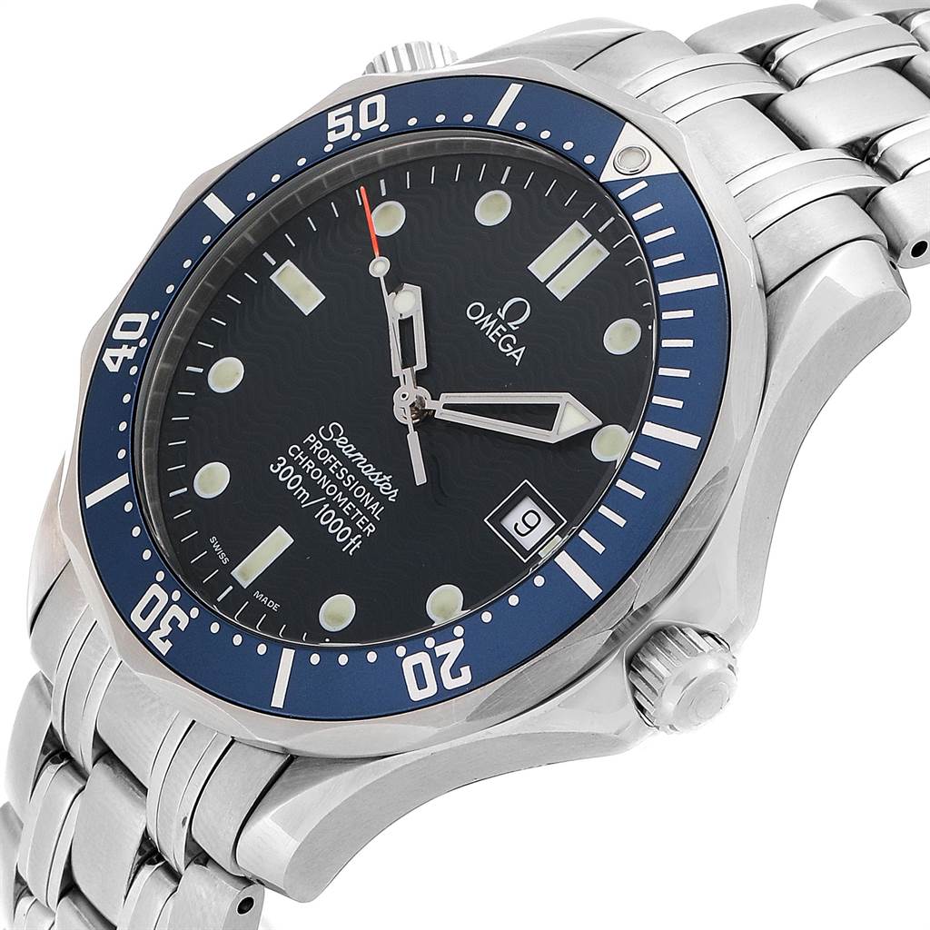 The image shows an angled view of the Omega Seamaster 2531.80.00 Men
s Stainless Steel Blue Dial 2531.80.00 Men
s Stainless Steel Blue Dial watch, highlighting the face, bezel, and metal bracelet.