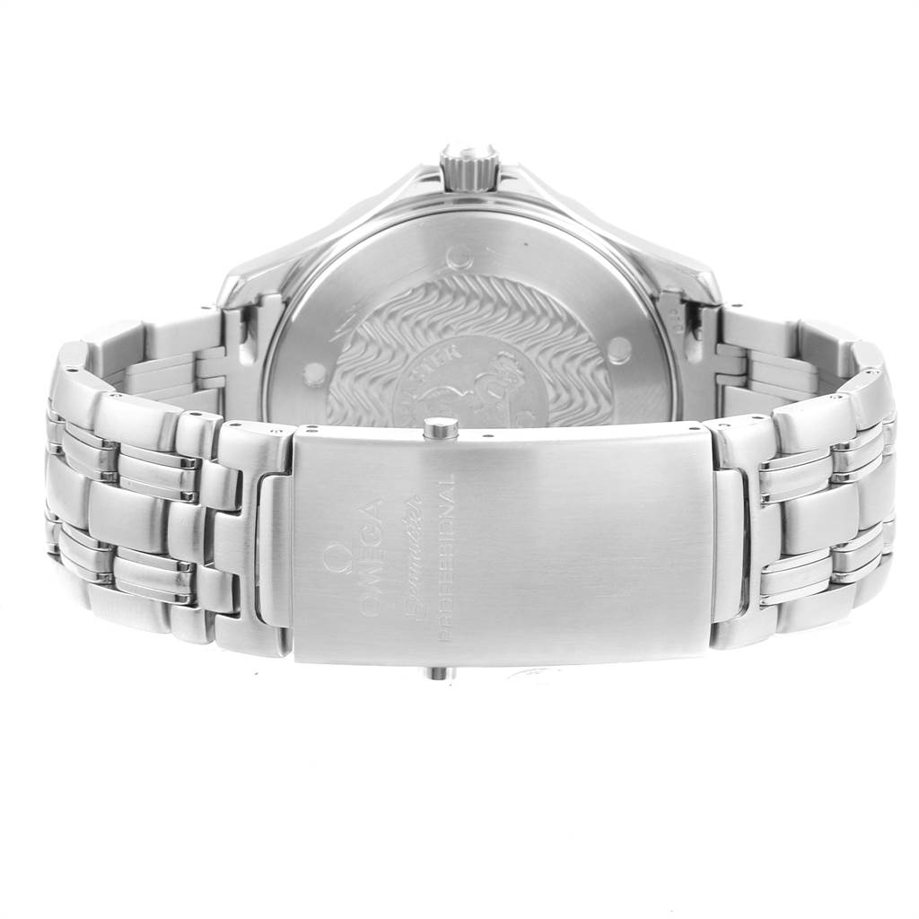 The image shows the back view of an Omega Seamaster 2541.80.00 Men
s Stainless Steel Blue Dial 2541.80.00 Men
s Stainless Steel Blue Dial watch, highlighting the clasp and bracelet.