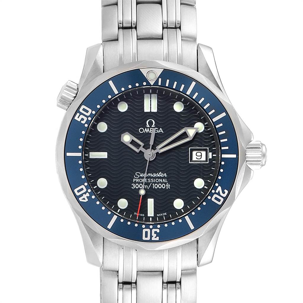 The image shows the front view of the Omega Seamaster 2561.80.00 Men
s Stainless Steel Blue Dial 2561.80.00 Men
s Stainless Steel Blue Dial watch, displaying its face, bezel, and partial bracelet.