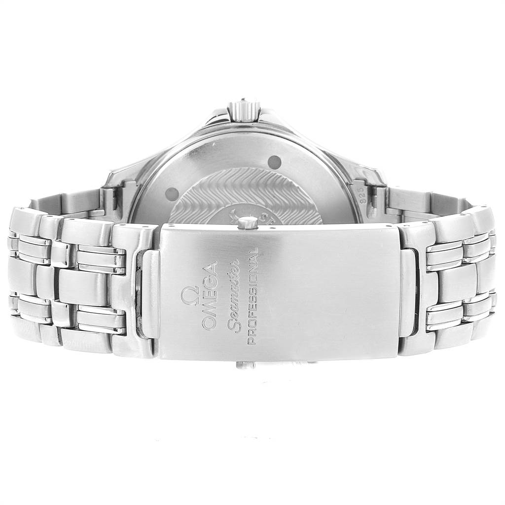 The image shows the back view of an Omega Seamaster 2531.80.00 Men
s Stainless Steel Blue Dial 2531.80.00 Men
s Stainless Steel Blue Dial watch, featuring its clasp and bracelet.