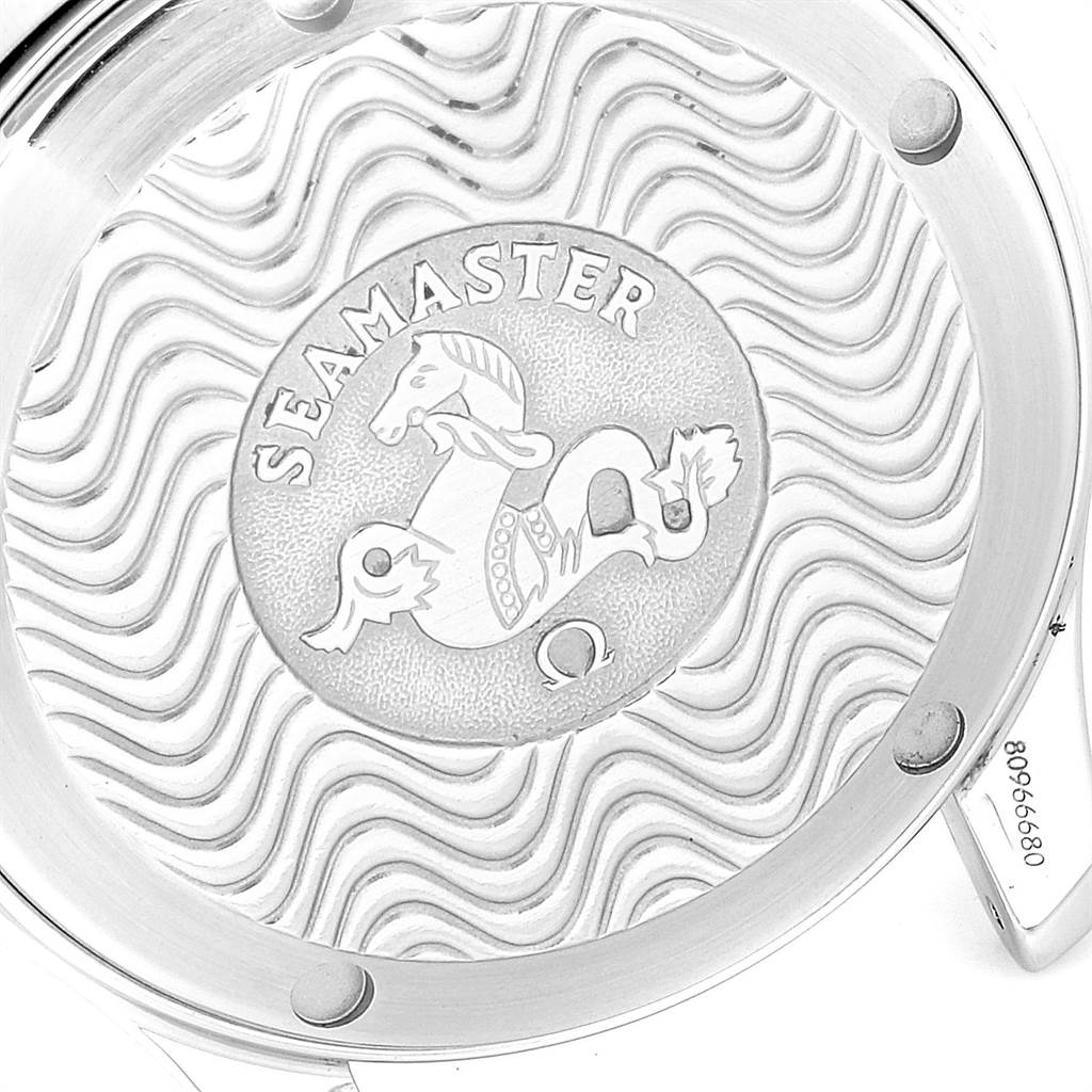This image shows the engraved case back of an Omega Seamaster 2551.80.00 Men
s Stainless Steel Blue Dial 2551.80.00 Men
s Stainless Steel Blue Dial watch, featuring a seahorse emblem and wavy pattern.
