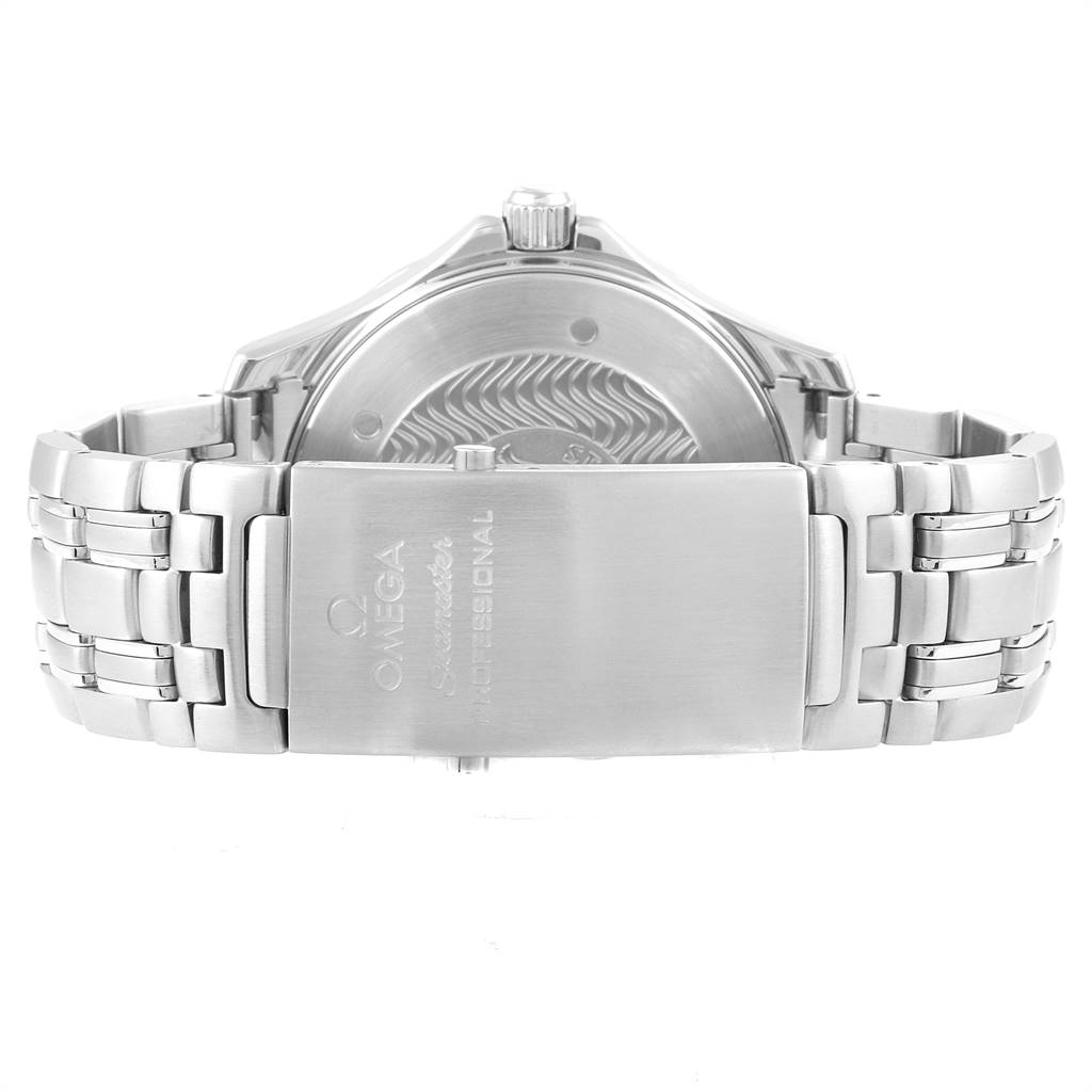 This image shows the back of an Omega Seamaster 2531.80.00 Men
s Stainless Steel Blue Dial 2531.80.00 Men
s Stainless Steel Blue Dial watch, highlighting its clasp, case back, and stainless steel bracelet.