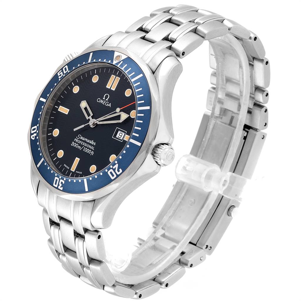 The image shows a side view of the Omega Seamaster 2541.80.00 Men
s Stainless Steel Blue Dial 2541.80.00 Men
s Stainless Steel Blue Dial watch, highlighting its dial, bezel, and stainless steel bracelet.
