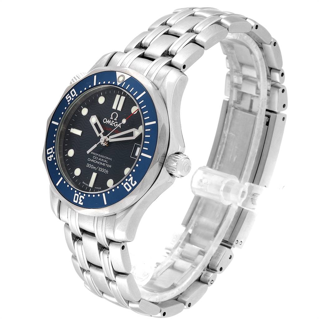 The image shows an angled view of the Omega Seamaster 2222.80.00 Men
s Stainless Steel Blue Dial 2222.80.00 Men
s Stainless Steel Blue Dial watch, highlighting the face, bezel, crown, and stainless steel bracelet.
