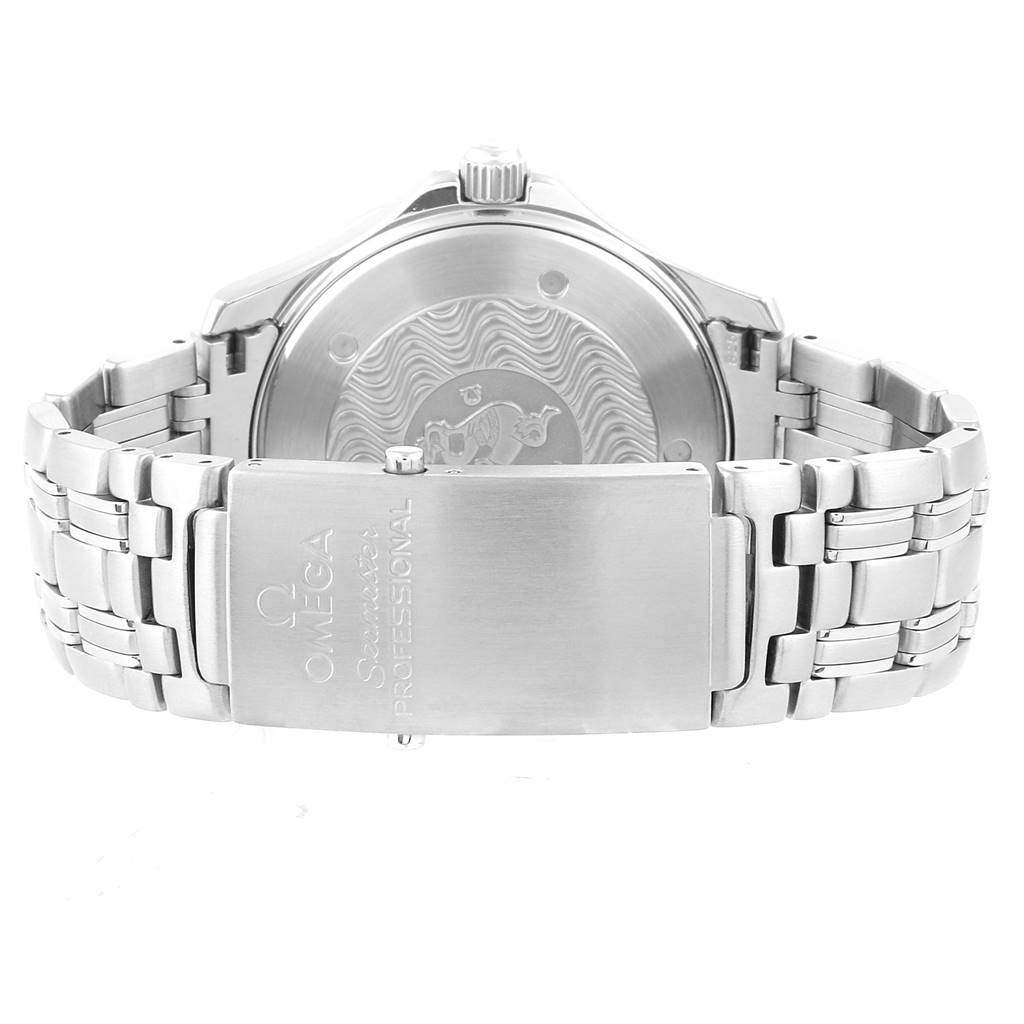 This image shows the back case and the metal bracelet clasp of the Omega Seamaster 2542.80.00 Men
s Stainless Steel Blue Dial 2542.80.00 Men
s Stainless Steel Blue Dial watch.