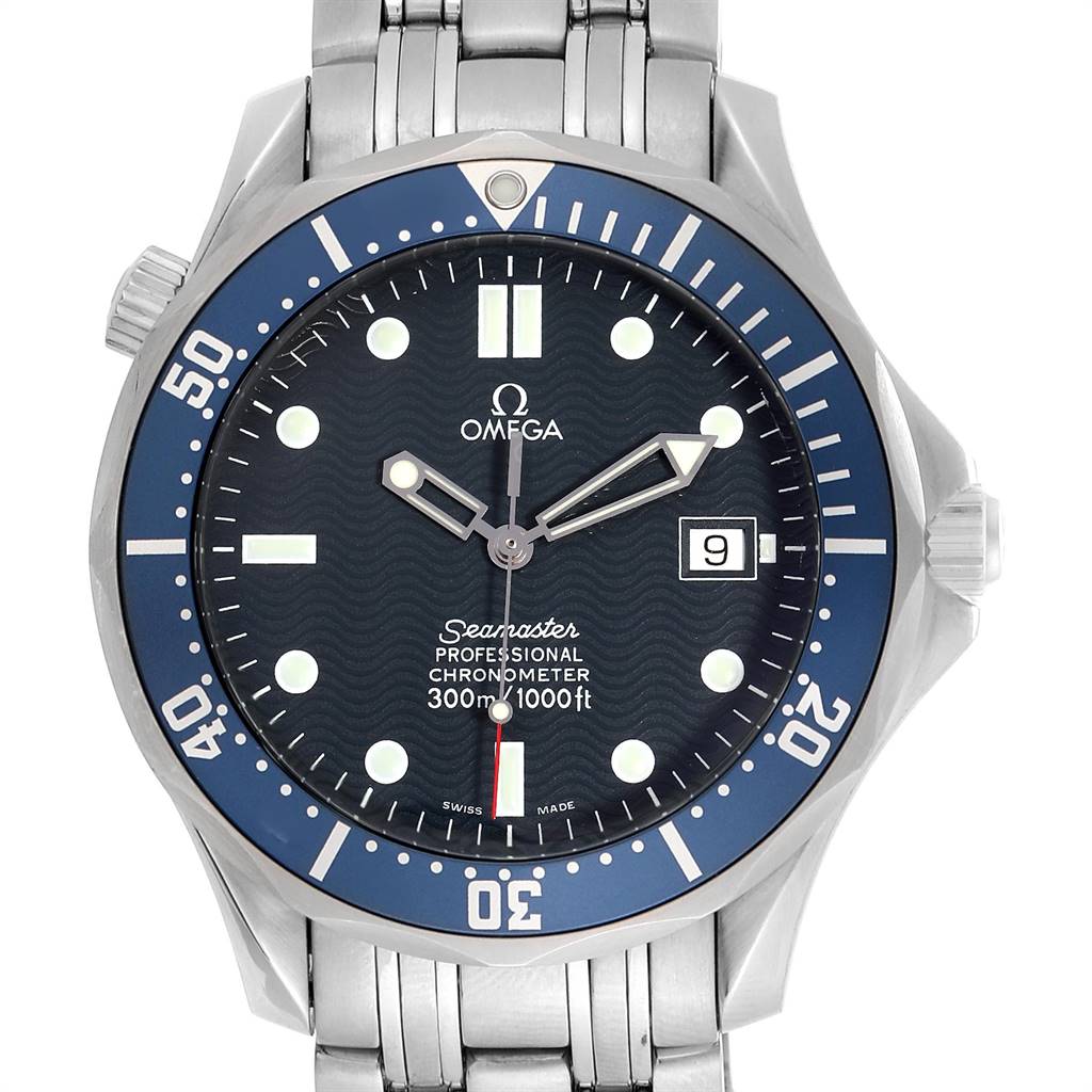This image shows the face and bezel of the Omega Seamaster 2531.80.00 Men
s Stainless Steel Blue Dial 2531.80.00 Men
s Stainless Steel Blue Dial watch, including the bracelet, date window, and markers.