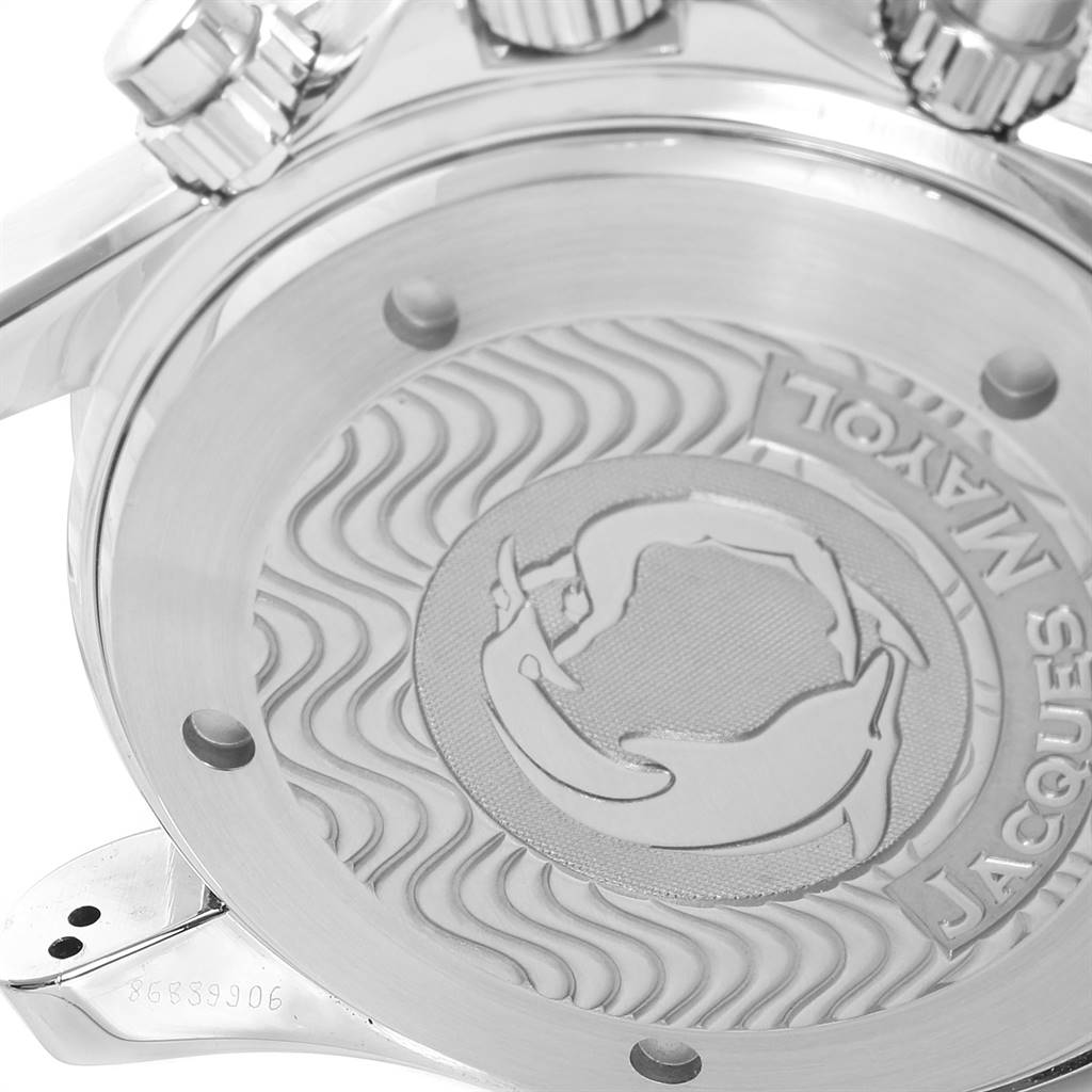 This image shows the case back of an Omega Seamaster 2595.30.00 Men
s Stainless Steel Silver Dial 2595.30.00 Men
s Stainless Steel Silver Dial watch, featuring wave patterns and an engraved design.