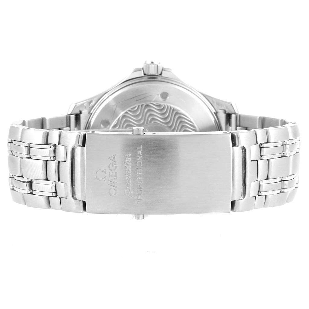 The image shows the back and clasp of an Omega Seamaster 2531.80.00 Men
s Stainless Steel Blue Dial 2531.80.00 Men
s Stainless Steel Blue Dial watch, highlighting its stainless steel bracelet and engraved clasp.