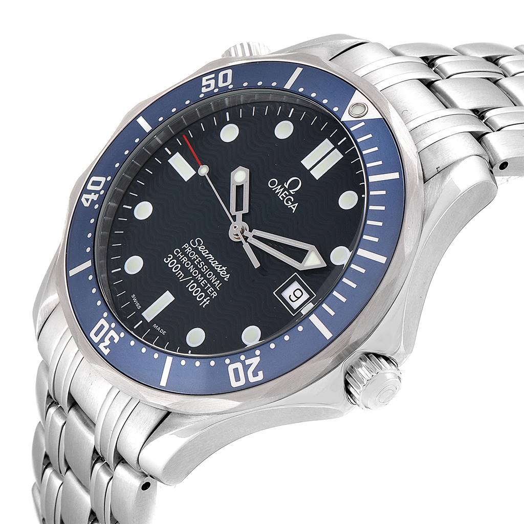 This image shows an angled front view of an Omega Seamaster 2531.80.00 Men
s Stainless Steel Blue Dial 2531.80.00 Men
s Stainless Steel Blue Dial watch, highlighting the face, bezel, and stainless steel bracelet.