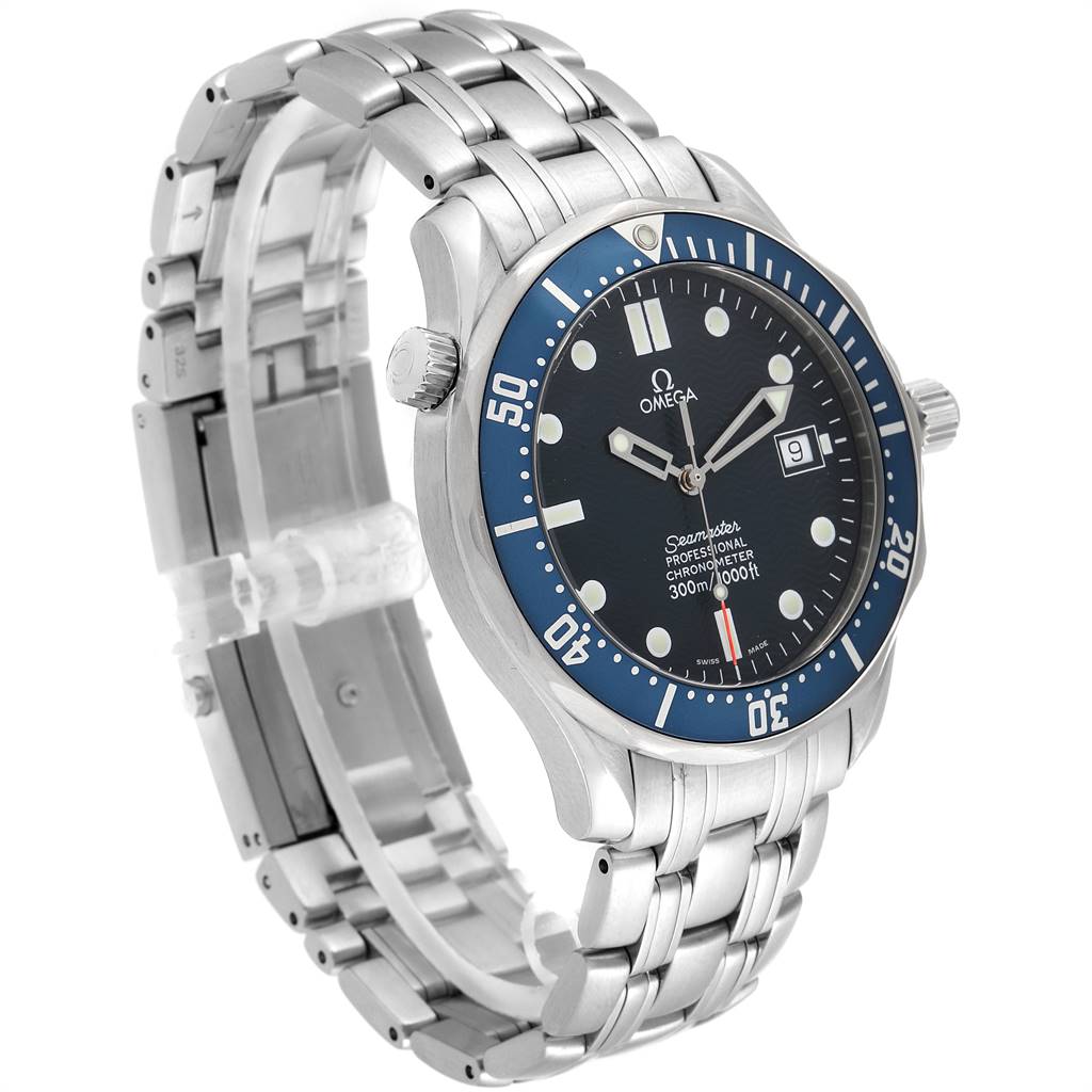 The image shows an angled view of an Omega Seamaster 2531.80.00 Men
s Stainless Steel Blue Dial 2531.80.00 Men
s Stainless Steel Blue Dial watch, highlighting its face, bezel, and stainless steel bracelet.