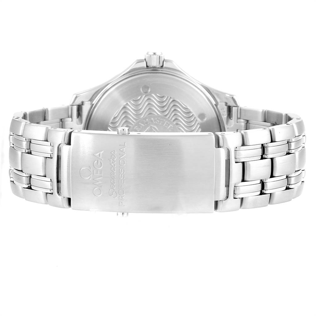 The image shows the back view of an Omega Seamaster 2531.80.00 Men
s Stainless Steel Blue Dial 2531.80.00 Men
s Stainless Steel Blue Dial watch, highlighting the metal bracelet and the clasp engraved with the brand and model details.