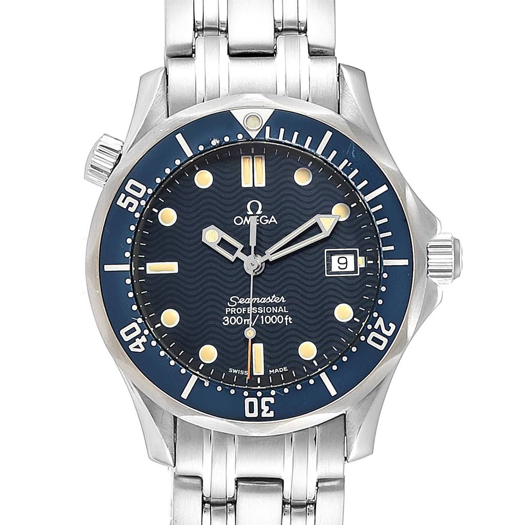 This is a front view of an Omega Seamaster 2561.80.00 Men
s Stainless Steel Blue Dial 2561.80.00 Men
s Stainless Steel Blue Dial watch, showcasing its dial, bezel, and bracelet.