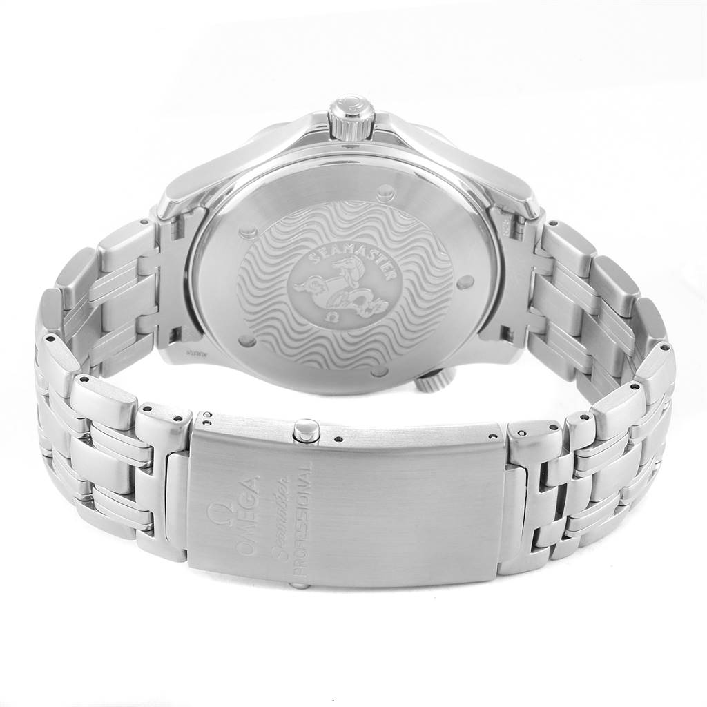 This image shows the back case and clasp of an Omega Seamaster 2531.80.00 Men
s Stainless Steel Blue Dial 2531.80.00 Men
s Stainless Steel Blue Dial watch, highlighting its engraved details and stainless steel bracelet.