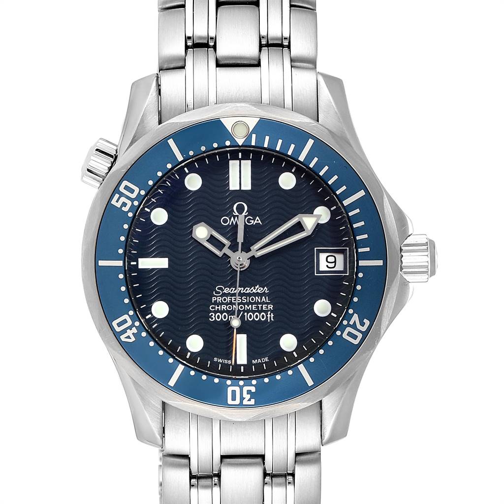 The image shows the front view of an Omega Seamaster 2551.80.00 Men
s Stainless Steel Blue Dial 2551.80.00 Men
s Stainless Steel Blue Dial model watch, displaying the dial, bezel, and part of the metal bracelet.