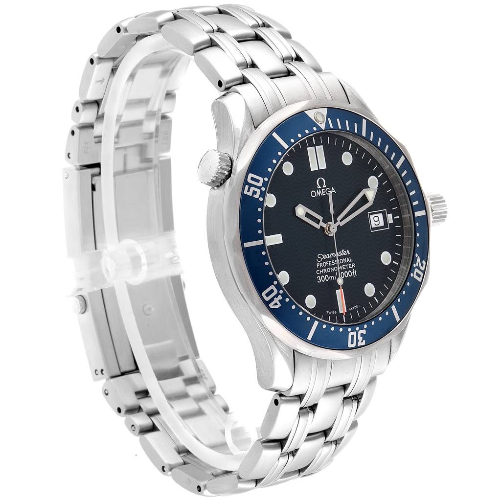 This image shows an angled side view of the Omega Seamaster 2531.80.00 Men
s Stainless Steel Blue Dial 2531.80.00 Men
s Stainless Steel Blue Dial watch, displaying its bracelet, dial, and bezel.