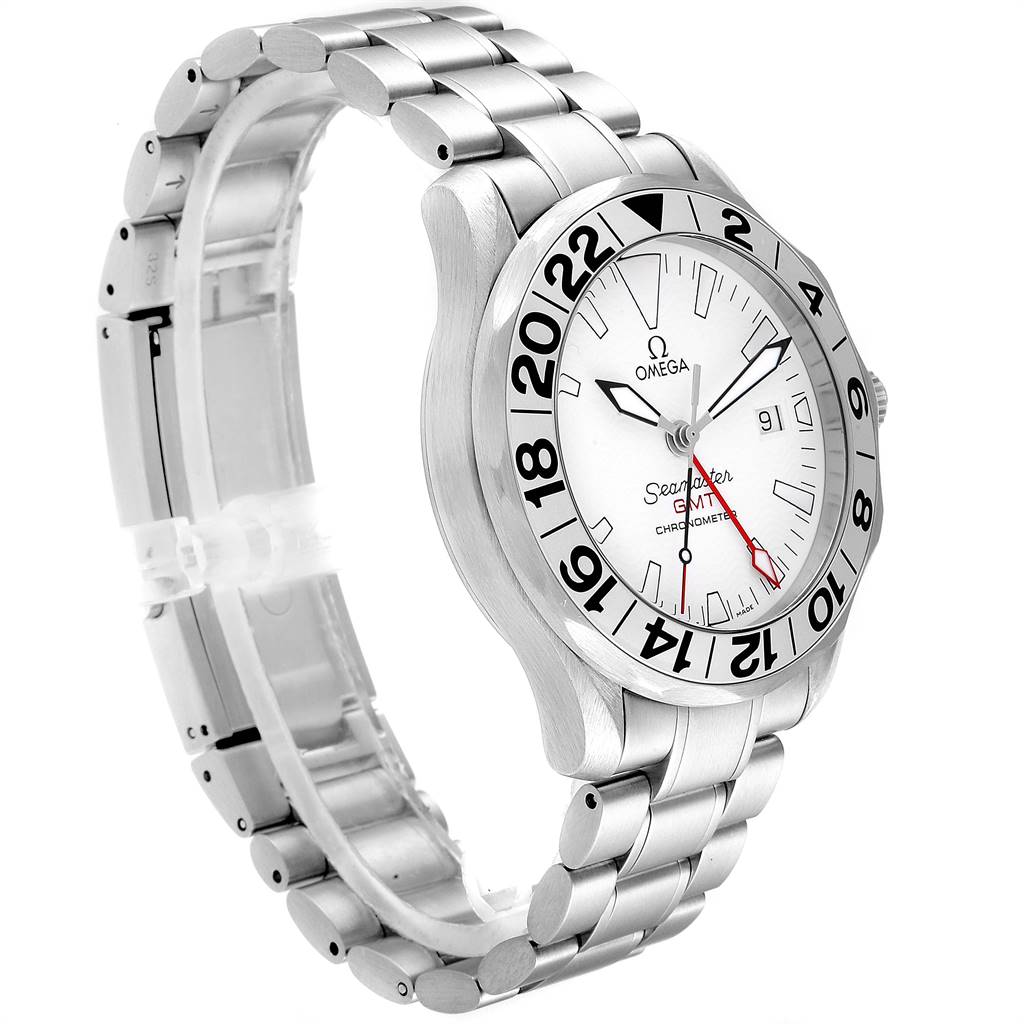 The image shows a side angle of an Omega Seamaster 2538.20.00 Men
s Stainless Steel White Dial 2538.20.00 Men
s Stainless Steel White Dial watch highlighting its face, bezel, crown, and bracelet.
