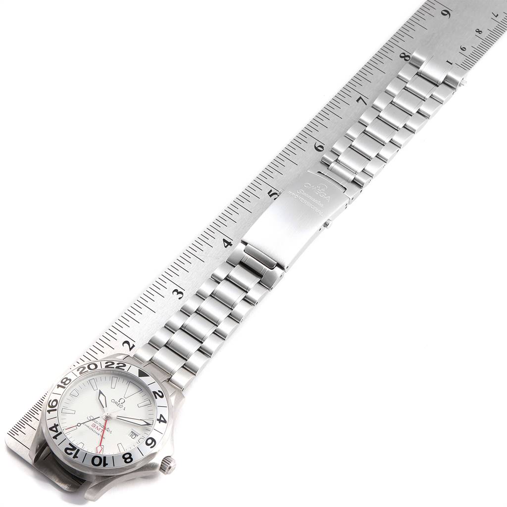 This image shows the side view of an Omega Seamaster 2538.20.00 Men
s Stainless Steel White Dial 2538.20.00 Men
s Stainless Steel White Dial watch, highlighting its face and stainless steel bracelet against a ruler.