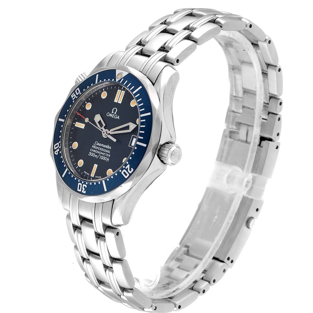 This image shows an Omega Seamaster 2551.80.00 Men
s Stainless Steel Blue Dial 2551.80.00 Men
s Stainless Steel Blue Dial watch at a side angle, highlighting the watch face, bezel, crown, and stainless steel bracelet.