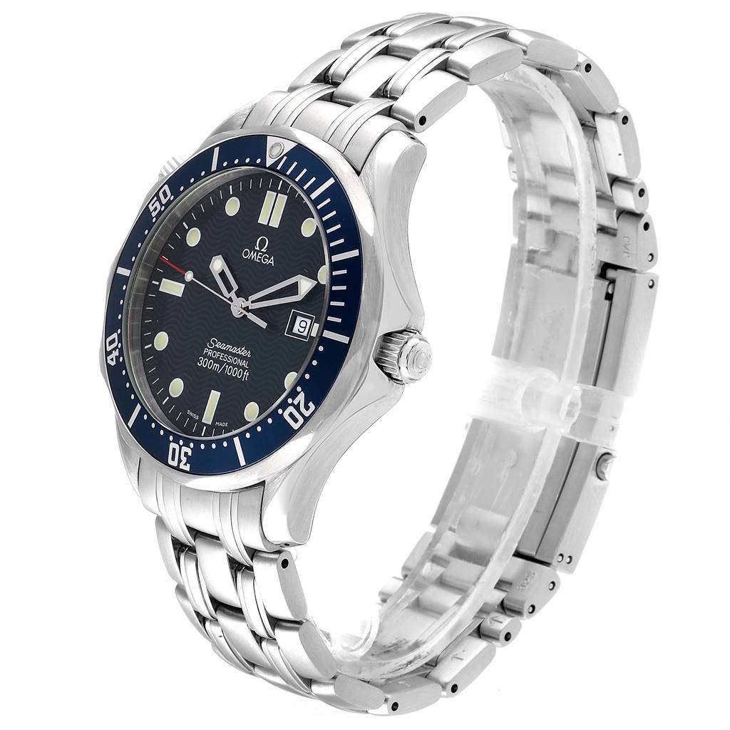 The image shows an angled view of an Omega Seamaster 2541.80.00 Men
s Stainless Steel Blue Dial 2541.80.00 Men
s Stainless Steel Blue Dial watch displaying its dial, bezel, and metal bracelet.